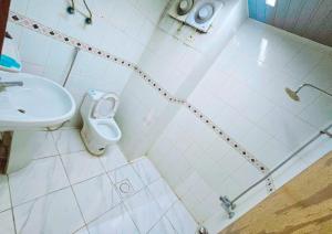リヤドにあるفندق الجنوب Al janob Hotelのトイレと洗面台付きのバスルーム +36枚の写真