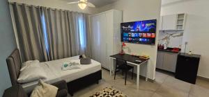 Televisyen dan/atau pusat hiburan di Blue Lagoon Studios - un 21 - Funcional Completo Confortável - Suzano
