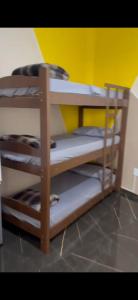 a set of bunk beds in a room at Suite Família a 10min do aeroporto in Guarulhos