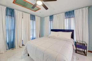 Ένα ή περισσότερα κρεβάτια σε δωμάτιο στο 4BR Lakeview vacation home with 5beds, sleeps 10, Game Room, Mins to Sawgrass Mills