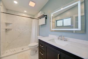 Ένα μπάνιο στο 4BR Lakeview vacation home with 5beds, sleeps 10, Game Room, Mins to Sawgrass Mills +20 φωτογραφίες
