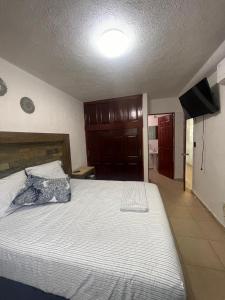 a bedroom with a bed with a pillow on it at Departamento zona Diamante in Acapulco