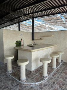 a kitchen with a counter with stools and a sink at Departamento zona Diamante in Acapulco
