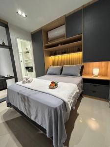 a bedroom with a large bed with a plate on it at Studio 152 novo, completo com ar condicionado e muito bem decorado - centro in Mogi das Cruzes