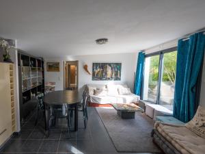 Et opholdsområde på Maison climatisée 8 pers proche plage avec WiFi - FR-1-197-637