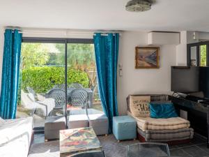 Et opholdsområde på Maison climatisée 8 pers proche plage avec WiFi - FR-1-197-637