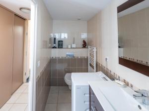 Køkken eller tekøkken på Maison climatisée 8 pers proche plage avec WiFi - FR-1-197-637 + 17 billeder