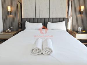 a bedroom with a bed with towels on it at Luxury 3BR Krobokan Villa A Pool & Wi-Fi in Kerobokan