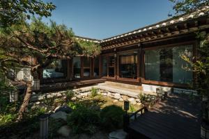 Bukchon Premium Hanok Cheongsudang Stay