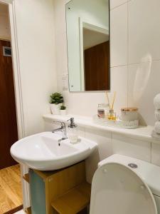 WoolwichにあるLuxury Room in Royal Arsenalの洗面台、トイレ、鏡のあるバスルーム