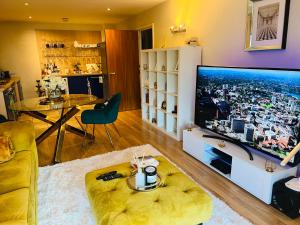 WoolwichにあるLuxury Room in Royal Arsenalの大型薄型テレビのあるリビングルーム