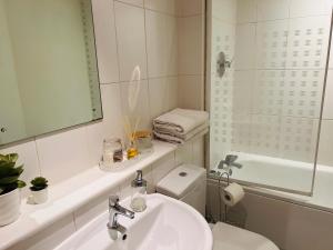 WoolwichにあるLuxury Room in Royal Arsenalの洗面台、トイレ、シャワー付きのバスルーム