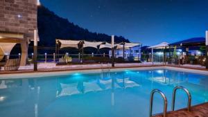 a large swimming pool at night at Avec J Pool Villa in Samgŏ-ri