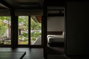 Una cama o camas en una habitación de Bukchon Premium Hanok Cheongsudang Stay 37 fotos más