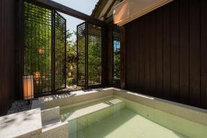 La pileta dentro o cerca de Bukchon Premium Hanok Cheongsudang Stay