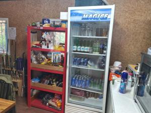 ein Kühlschrank gefüllt mit vielen Lebensmitteln und Getränken in der Unterkunft Chuncheon Cracra Pension in Madang-gol