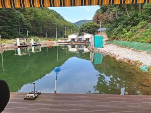 ein Blick auf ein Gewässer von einem Dock aus in der Unterkunft Chuncheon Cracra Pension in Madang-gol + 16 Fotos