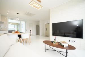 TV a/nebo společenská místnost v ubytování Gyeongju The Jinhyeon Pool Villa