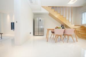 Fotografie z fotogalerie ubytování Gyeongju The Jinhyeon Pool Villa v destinaci Chŏngnae-dong