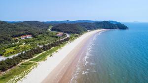 an aerial view of a beach and the ocean at Taean Janggong Pension in Yangjimal