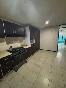 une cuisine avec une cuisinière et un comptoir dans l'établissement Casa Altozano Confort, à Morelia