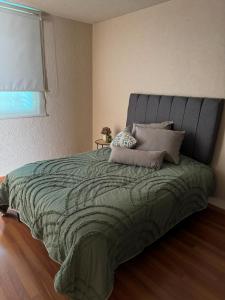 une chambre avec un lit avec des oreillers dessus dans l'établissement Casa Altozano Confort, à Morelia