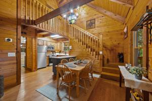 Kuchyň nebo kuchyňský kout v ubytování Cozy Maggie Valley Hot tub cabin
