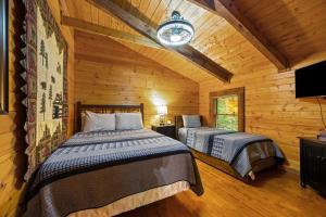 Postel nebo postele na pokoji v ubytování Cozy Maggie Valley Hot tub cabin