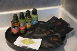 Una bandeja con cuatro botellas de alcohol sobre un mostrador. en Peridot By The Sea Redang, en Redang Island