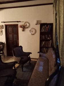 un soggiorno con 2 divani e una libreria di Spacious family holiday Home Near Airport, JAELA, Aussie holiday home a Ja-Ela
