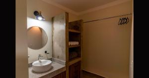 ラパスにあるSanta Cruz Suite #3の洗面台と鏡のあるバスルーム +16枚の写真