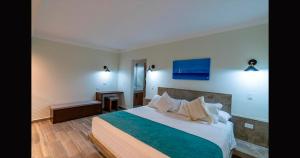 ラパスにあるSanta Cruz Suite #3の大きなベッドとテーブルのあるホテルの部屋