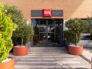 a store front with a ups sign on the door at Ibis Madrid Alcorcon Tresaguas in Alcorcón