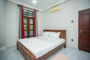 ein Schlafzimmer mit einem Bett mit zwei Handtüchern darauf in der Unterkunft Blue Orchid Villa in Talpe + 39 Fotos