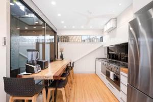 Η κουζίνα ή μικρή κουζίνα στο Timber & Tide Loft - Striking Design by the Beach