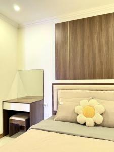 a bedroom with a bed with a mirror and a desk at Thảo Aparment Hạ Long in Ha Long
