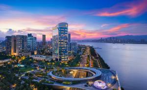 温州市にあるShangri-La Wenzhouの川付きの夜の街並み