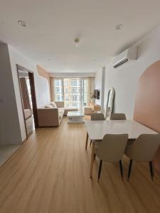 a large living room with a table and chairs at Thảo Aparment Hạ Long in Ha Long