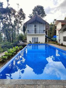 Bazén v ubytovaní Half Moon Resort Vythiri by Z Vacations alebo v jeho blízkosti