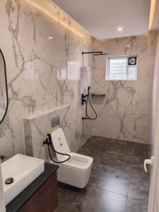 Kúpeľňa v ubytovaní Half Moon Resort Vythiri by Z Vacations