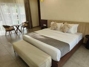 Posteľ alebo postele v izbe v ubytovaní Half Moon Resort Vythiri by Z Vacations + 5 fotografií