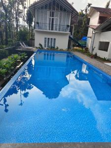 Bazén v ubytovaní Half Moon Resort Vythiri by Z Vacations alebo v jeho blízkosti