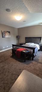 een slaapkamer met een bed en een bank erin bij Rocky View Bed & Breakfast in Calgary