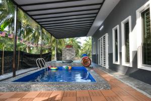 Bazén v ubytování Homestay Omah D'Desa with pool nebo v jeho okolí