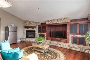 een woonkamer met televisie en open haard bij Rocky View Bed & Breakfast in Calgary