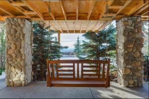 een houten bank in het midden van een veranda bij Rocky View Bed & Breakfast in Calgary +20 foto's