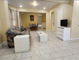 un soggiorno con un divano e una TV di House in Niagara falls, Close to Clifton Hill, Casino and Horseshoe falls and with kitchen for 6 Guest a Niagara Falls