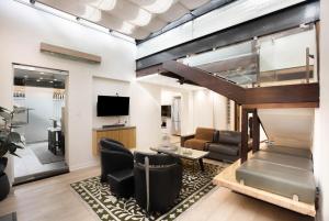 Μια τηλεόραση ή/και κέντρο ψυχαγωγίας στο Timber & Tide Loft - Striking Design by the Beach