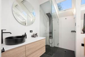 Ένα μπάνιο στο Timber & Tide Loft - Striking Design by the Beach +16 φωτογραφίες