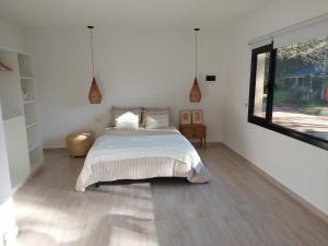 En eller flere senge i et værelse på Senderos del Mar